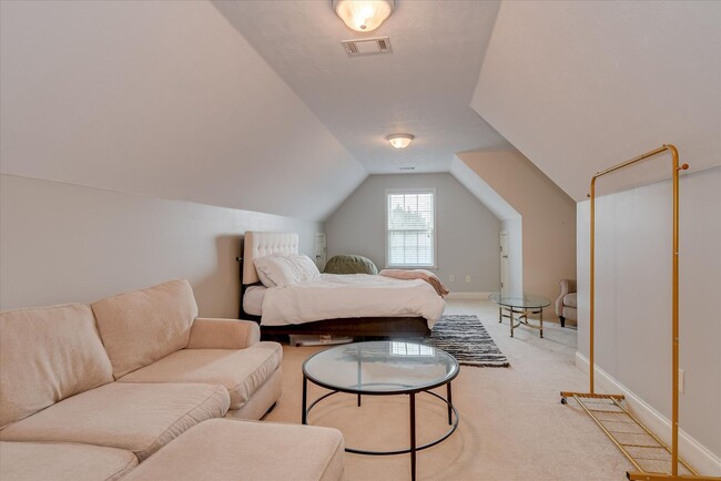 Building Photo - 5 Bed/3 Bath home with Primary Bedroom & a...