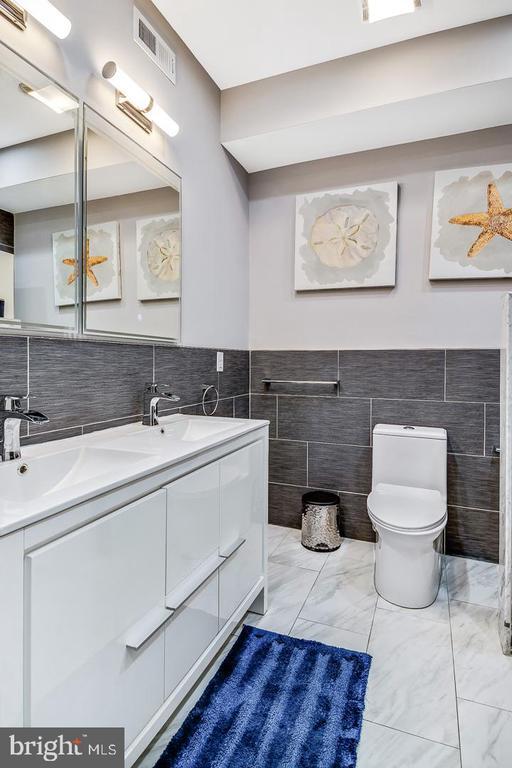 Building Photo - 1945 Watkins St