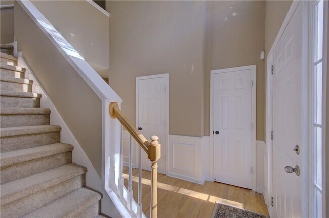 Building Photo - 2820 Northcliff Dr