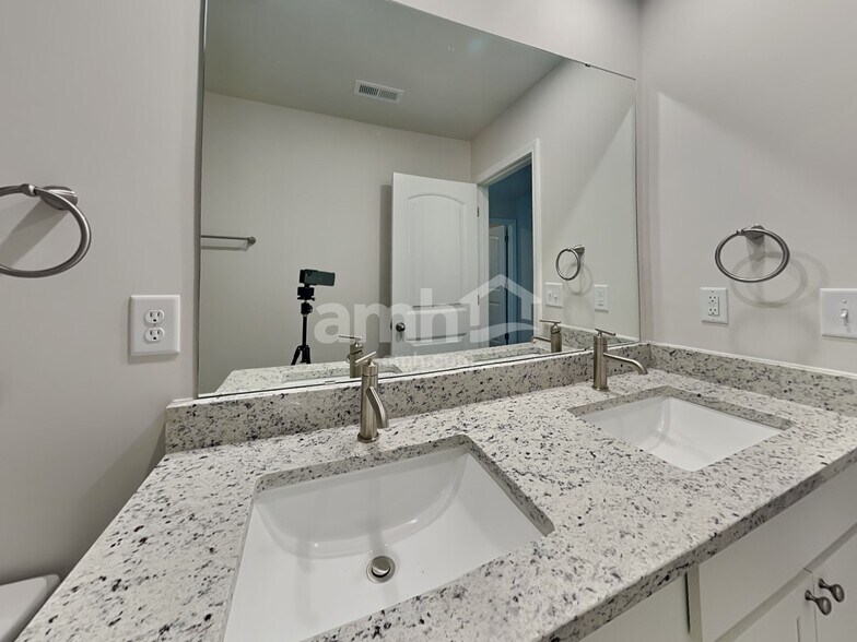 Building Photo - 3264 Emberly Dr