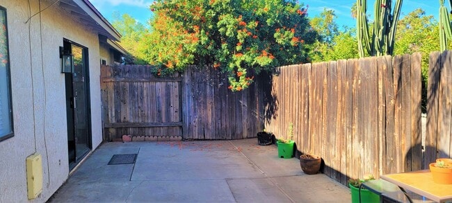 Building Photo - Single Story House in Beautiful Gated Comm...
