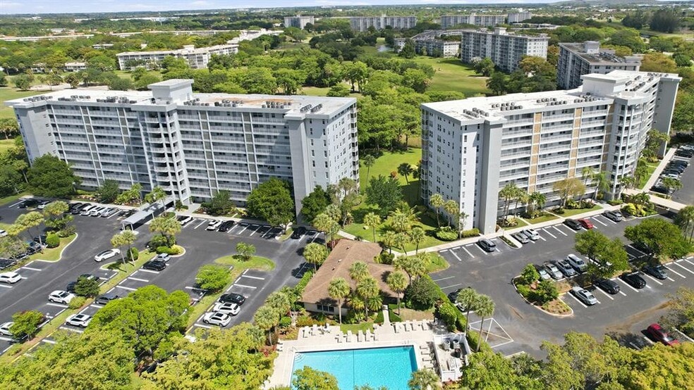 Building Photo - 4015 W Palm Aire Dr