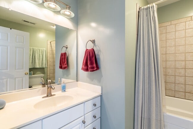 Building Photo - 1463 Glenside Green - River Run Townhome!