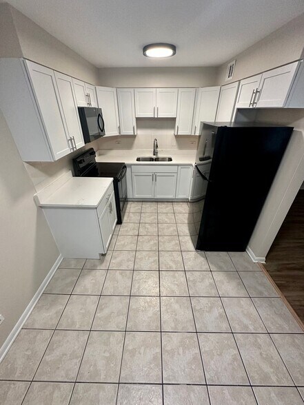 Building Photo - 7300 N Ridge Blvd