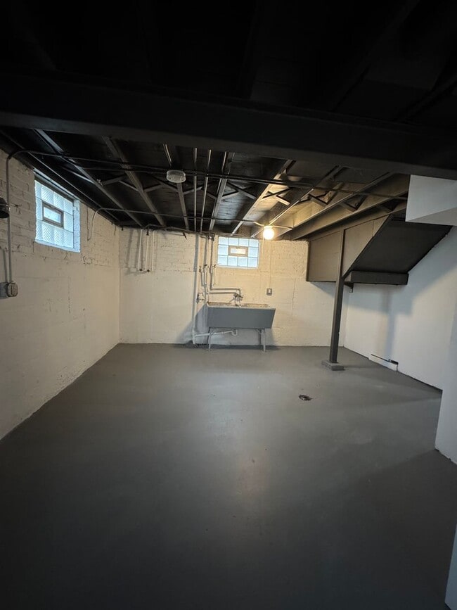 Building Photo - 4 Bedroom 2 Bathroom House in Dolton ! A M...