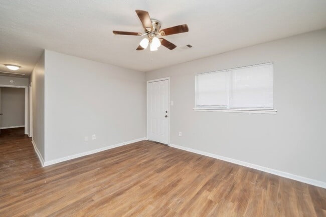 Building Photo - 114 Crenshaw Dr