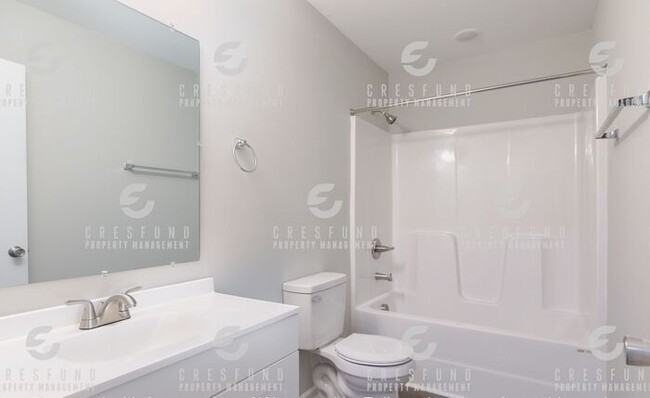Building Photo - 2 Bedroom, 2 Bath - Like NEW and Available...
