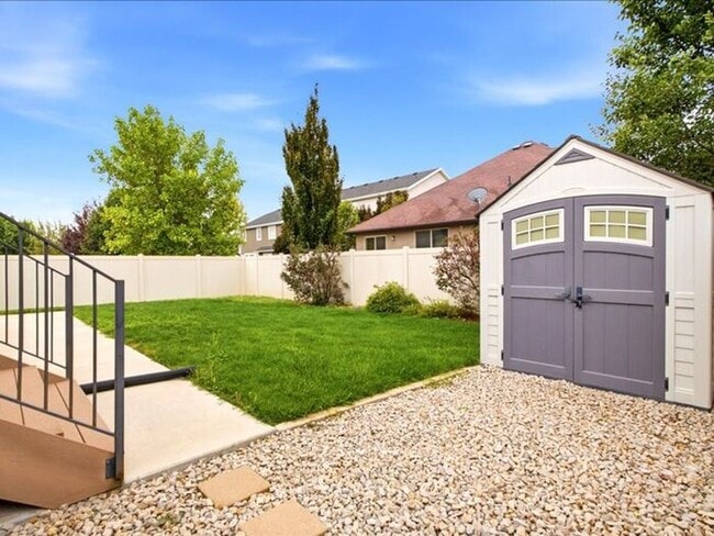 Building Photo - S Jordan-Beautiful 5 bed 3 bath family home