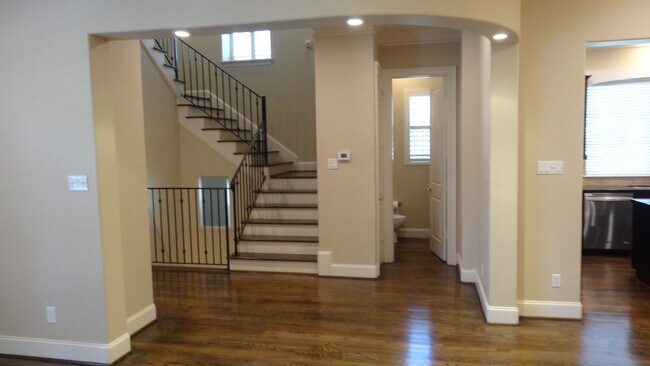 Building Photo - 2101 Elmen St