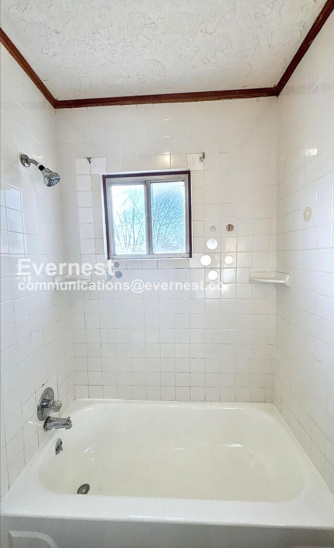 Building Photo - 3 Bed /1 Bath Townhome / Pet-Friendly / Vouchers Accepted / Available Now!