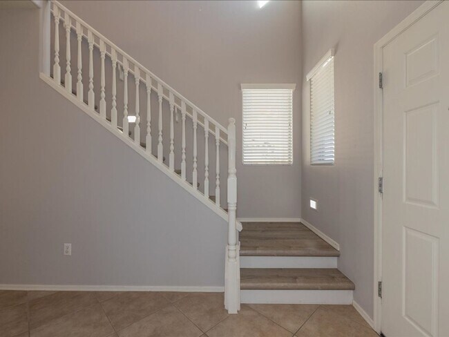 Building Photo - 4 Bedroom 3 Bathroom