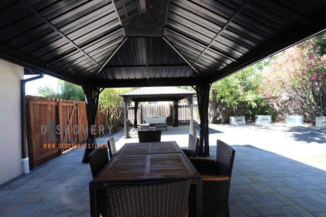 Building Photo - Your Ideal Mid-Century Modern Retreat Comi...