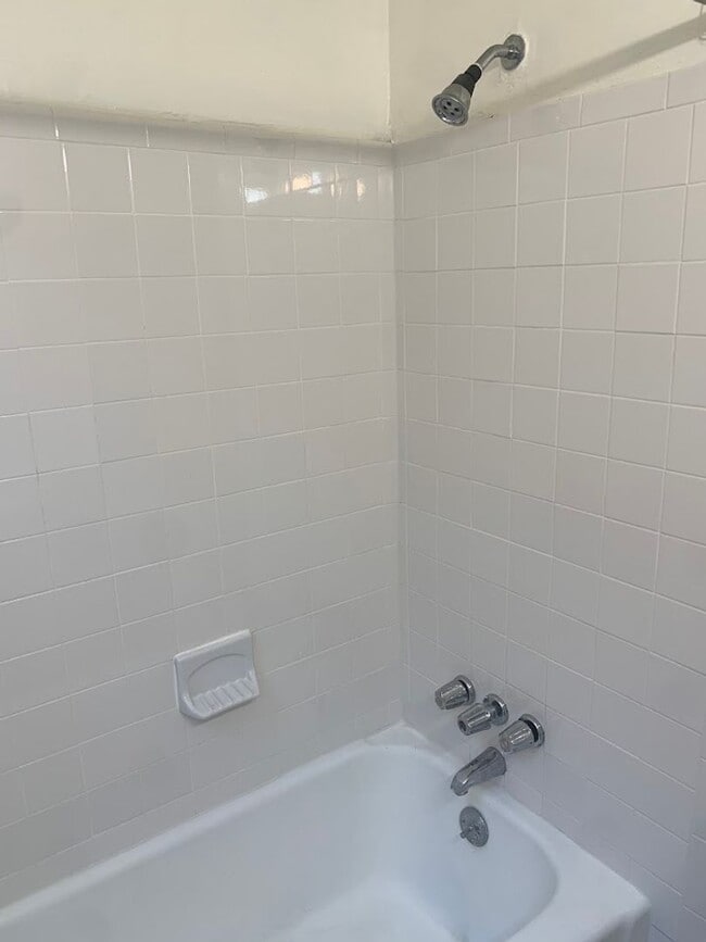 Building Photo - Spacious Two Story duplex on Walnut Street!