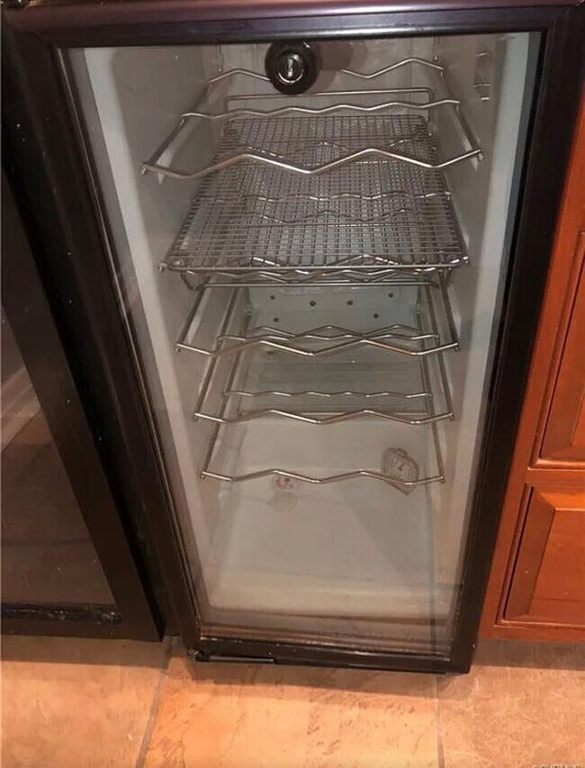 Building Photo - Beautifully Renovated 4bdrm/2.5bth Tri-Lev...