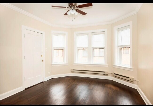 Building Photo - 3821 N Greenview Ave