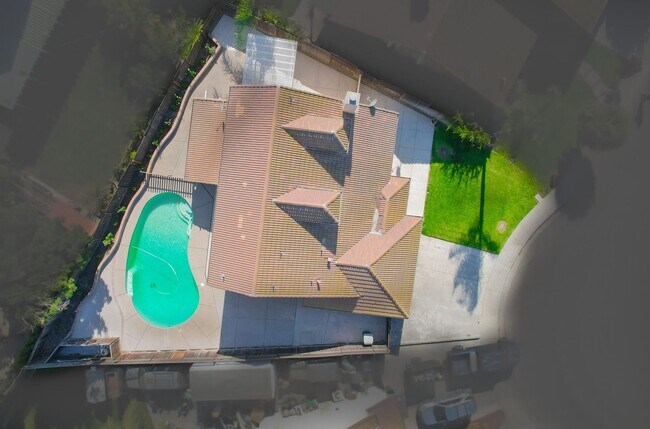 Building Photo - BEAUTIFUL 4 BEDROOM HOME WITH SWIMMING POOL!
