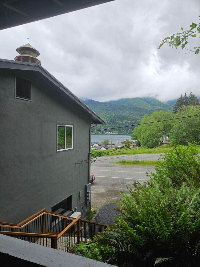 Building Photo - 705 W Lake Samish Dr
