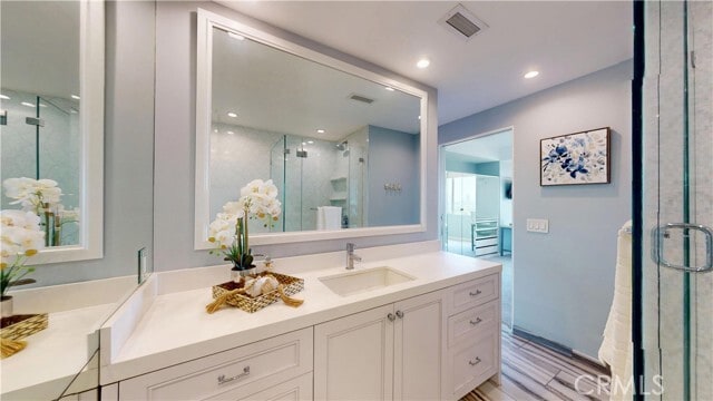 Building Photo - 818 N Doheny Dr