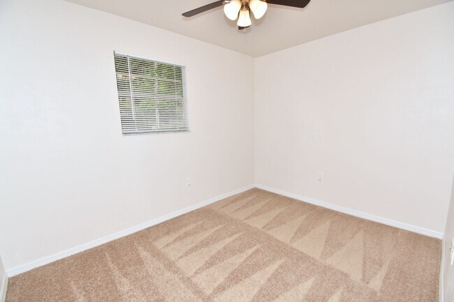 Building Photo - Charming 3/1 House