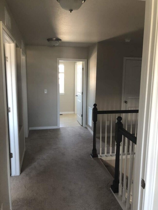 Building Photo - Newer 5bdrm + Office in D20 North Fork Wit...