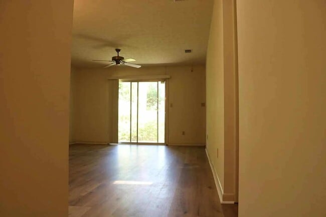 Building Photo - 2 Bedroom 1 Bath Available September 1. Cl...