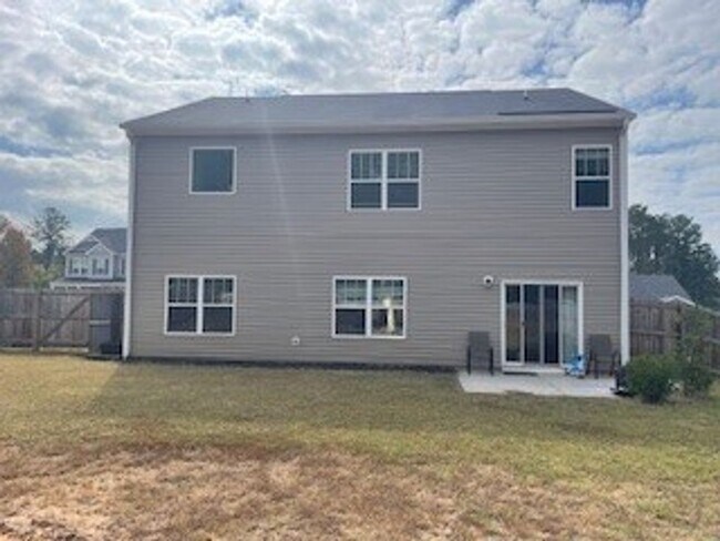 Building Photo - WOW!!  5-bedroom 3 bath
