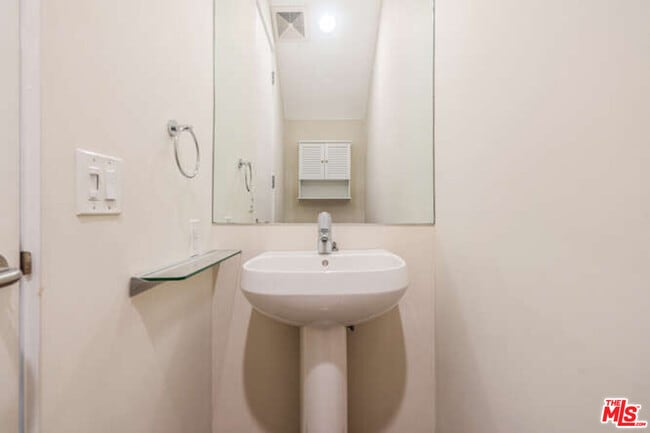 Building Photo - 2452 Penmar Ave