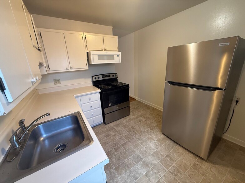 Building Photo - 425 S Church St