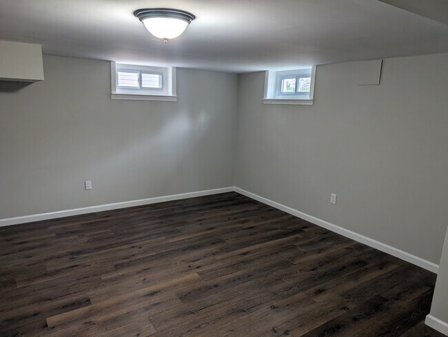 Building Photo - 3 Bedrooms 2 Bathrooms 21206