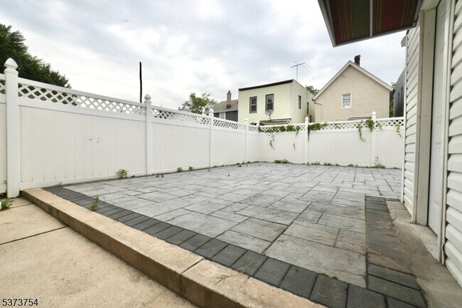 Building Photo - 38 Gates Ave