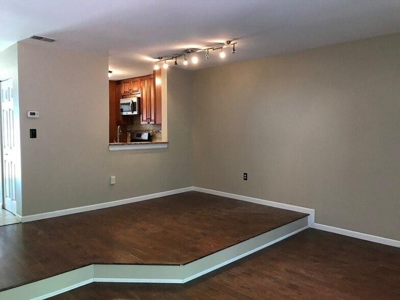 Dining Area - 1005 Hemlock Ct