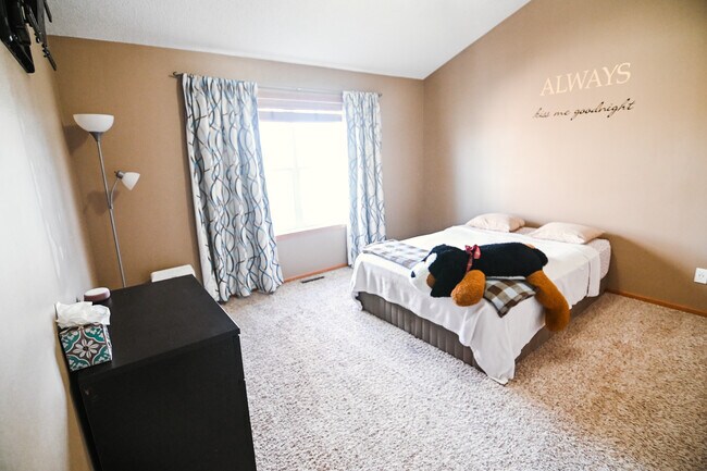 Building Photo - 3266 Oak View Dr