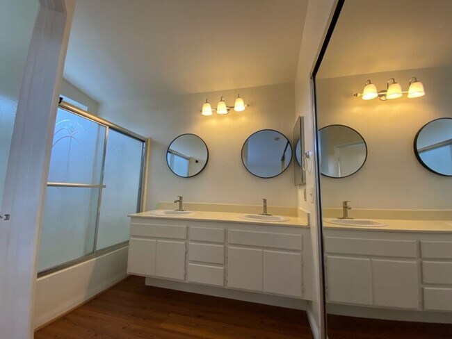 Building Photo - Spacious 4 bed/3 Bath in Oceanside!