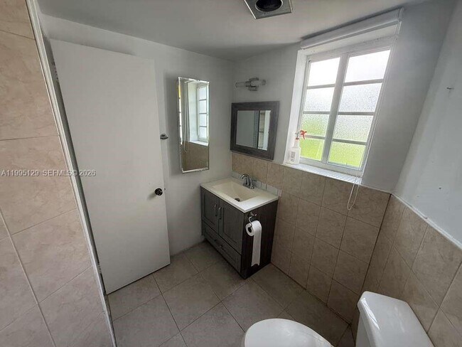 Building Photo - 1663 NE Miami Gardens Dr