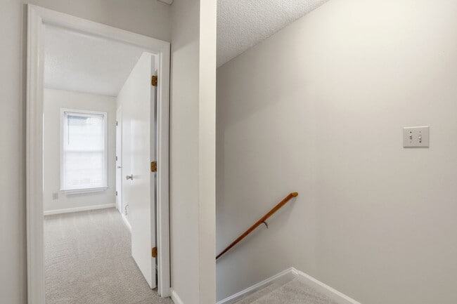 Building Photo - Oakhurst Living at Its Finest (Fresh Paint - New Carpet)