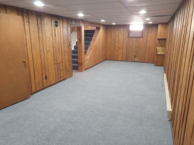 Building Photo - Great NE location 3 bedroom 1 bath, 1 stal...
