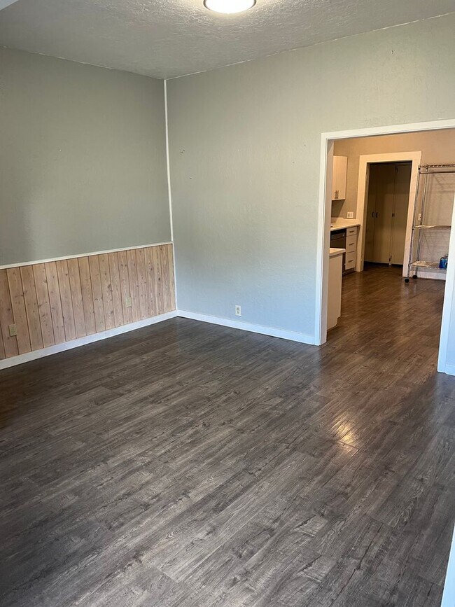 Building Photo - 3-bedroom 2 bath Corner Lot