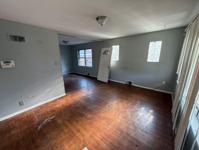 Building Photo - 912 Slosson St