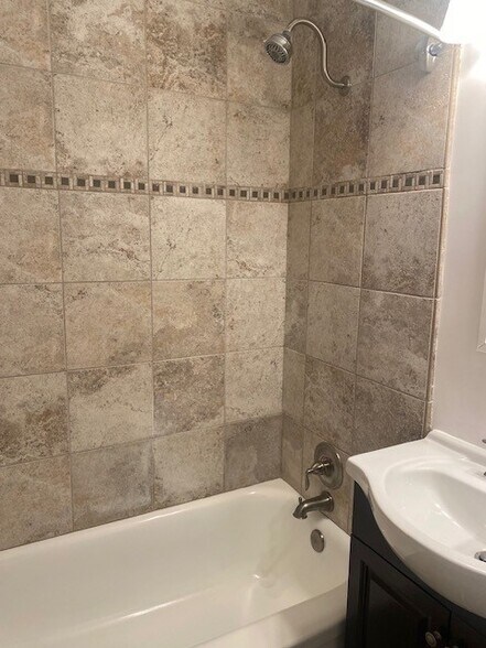 Shower/Bath - 352 W Main St