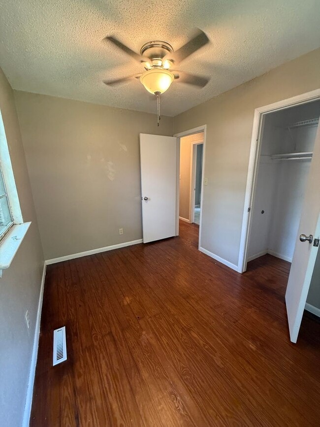 Building Photo - 2 bedroom/1 bathroom