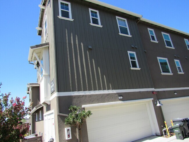 Building Photo - Gorgeous 4 Bed, 2.5 Bath Townhome in Prime Location near Downtown Livermore