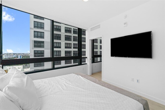 Building Photo - 225 N Miami Ave