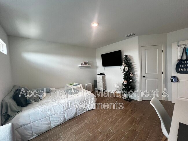 Building Photo - 3218 El Paso Dr