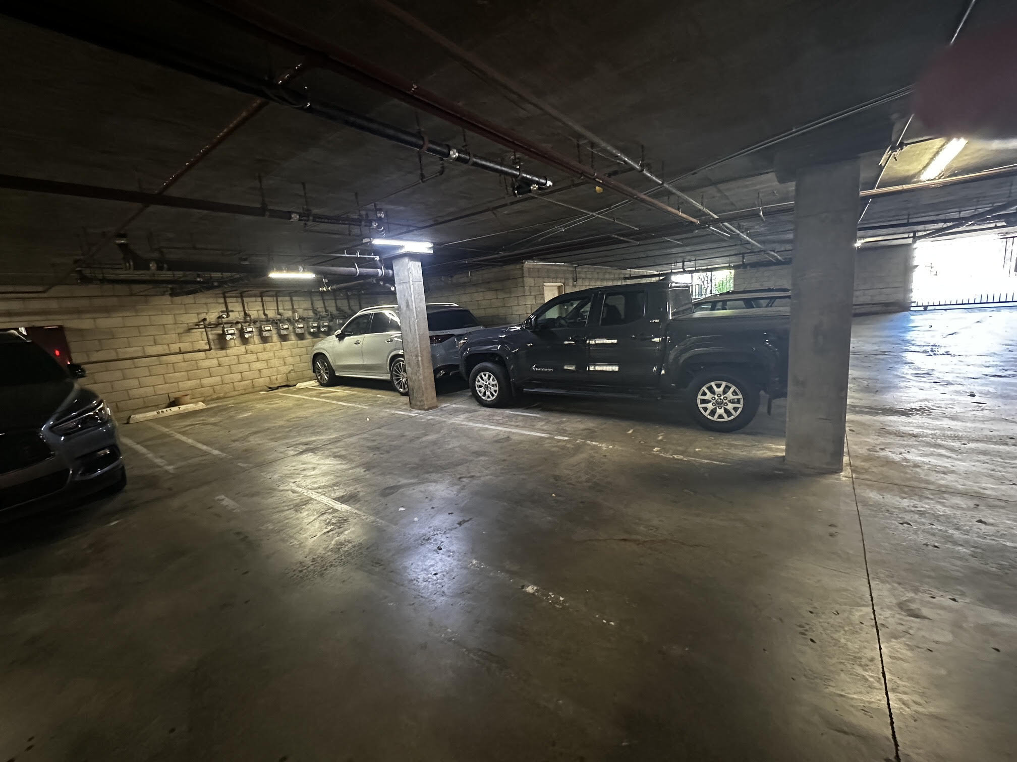 Tandam parking - 7432 Hazeltine Ave