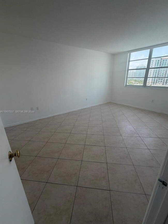 Building Photo - 300 Bayview Dr