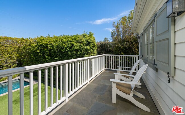 Building Photo - 146 N Carmelina Ave