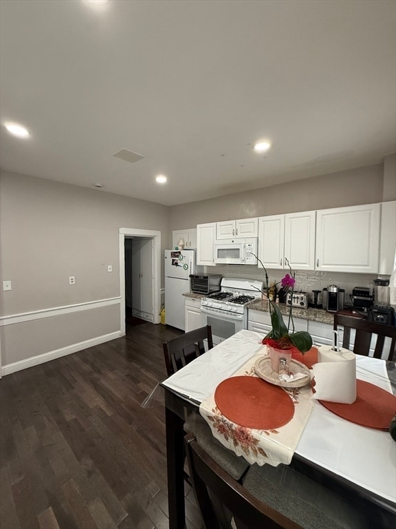 Building Photo - 86 Oak St