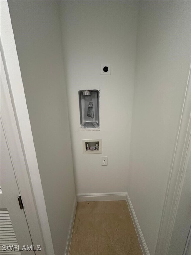 Building Photo - 2167 Della Dr