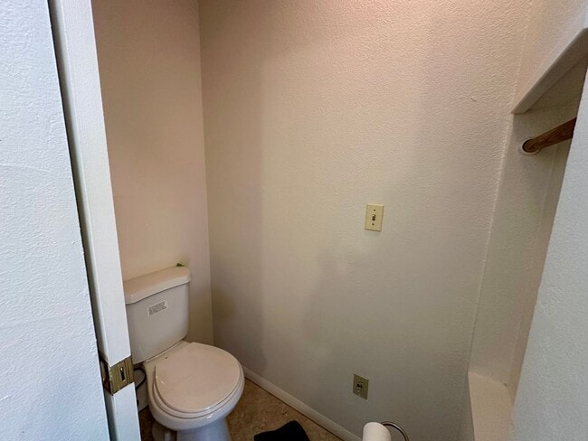 Building Photo - 2 Bedroom 2 Bathroom 2 Story House Walking...