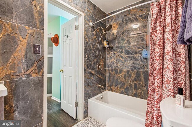 Building Photo - 8703 Village Green Ct